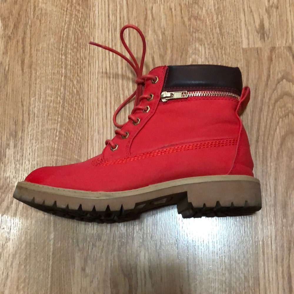 Coral colored boots🌹